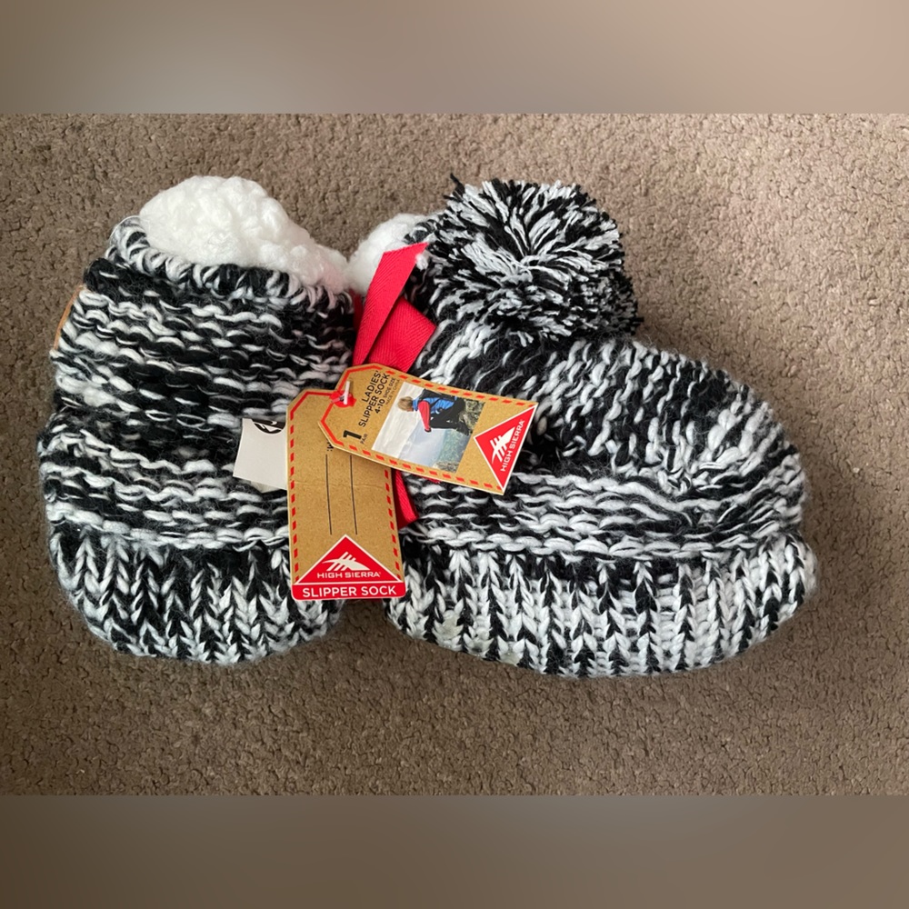 NWT: HIGH SIERRA BLACK AND WHITE SLIPPER SOCKS